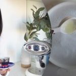 En flicka visade hur man tar bort repor på tallrikar: