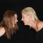 Psykologernas förklaring till varför vissa föräldrar inte kan sluta hjälpa