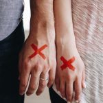 "Röda flaggor" i början av ett förhållande: vilka signaler bör